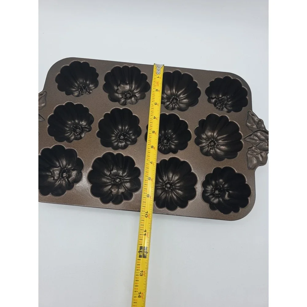 Nordic Ware Pumpkin Patch Muffin Pan 6 Cup, 1.5L, 12 Pumpkins, Non-stick Pan
